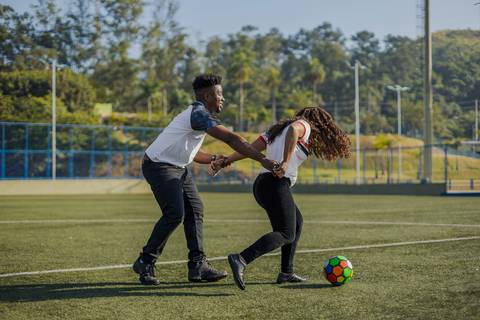 As melhores ideias e inspirações criativas de fotos para ensaio pré wedding no campo de futebol - SP'