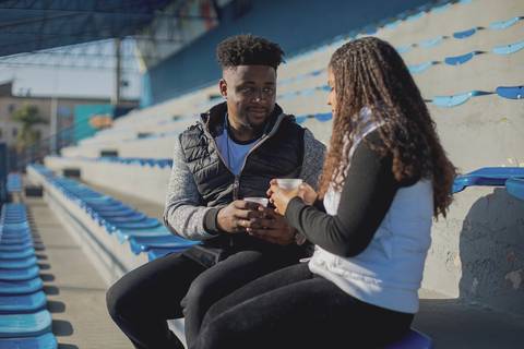 As melhores ideias e inspirações criativas de fotos para ensaio pré wedding no campo de futebol - SP'
