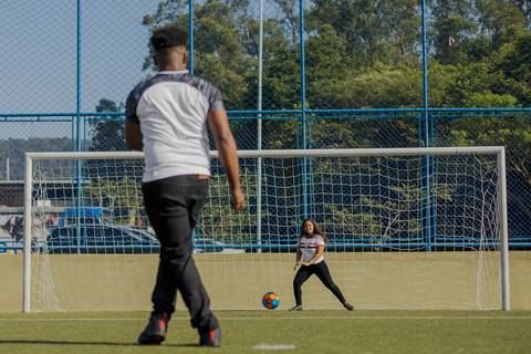 As melhores ideias e inspirações criativas de fotos para ensaio pré wedding no campo de futebol - SP'