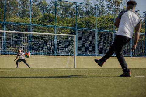 As melhores ideias e inspirações criativas de fotos para ensaio pré wedding no campo de futebol - SP'