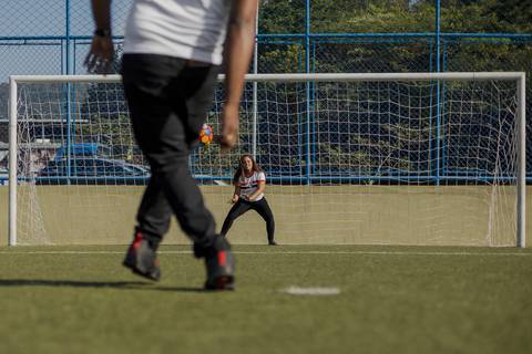As melhores ideias e inspirações criativas de fotos para ensaio pré wedding no campo de futebol - SP'