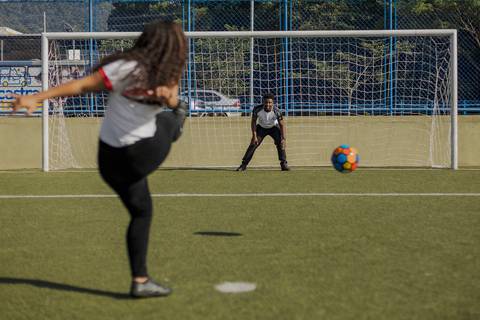 As melhores ideias e inspirações criativas de fotos para ensaio pré wedding no campo de futebol - SP'