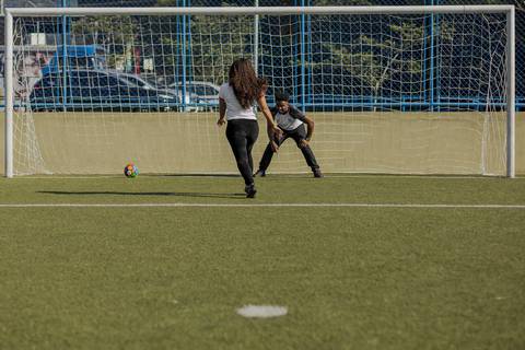 As melhores ideias e inspirações criativas de fotos para ensaio pré wedding no campo de futebol - SP'