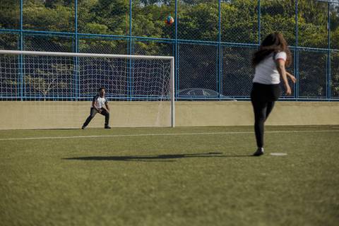 As melhores ideias e inspirações criativas de fotos para ensaio pré wedding no campo de futebol - SP'