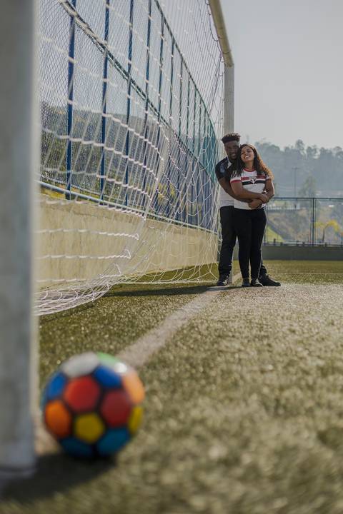 As melhores ideias e inspirações criativas de fotos para ensaio pré wedding no campo de futebol - SP'