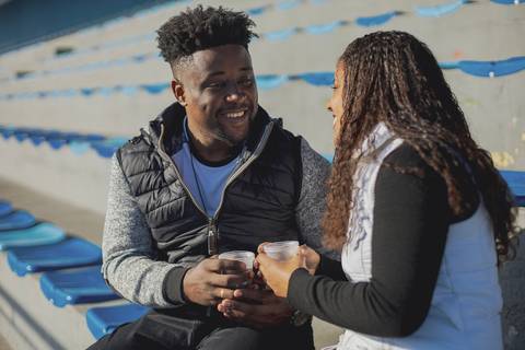 As melhores ideias e inspirações criativas de fotos para ensaio pré wedding no campo de futebol - SP'