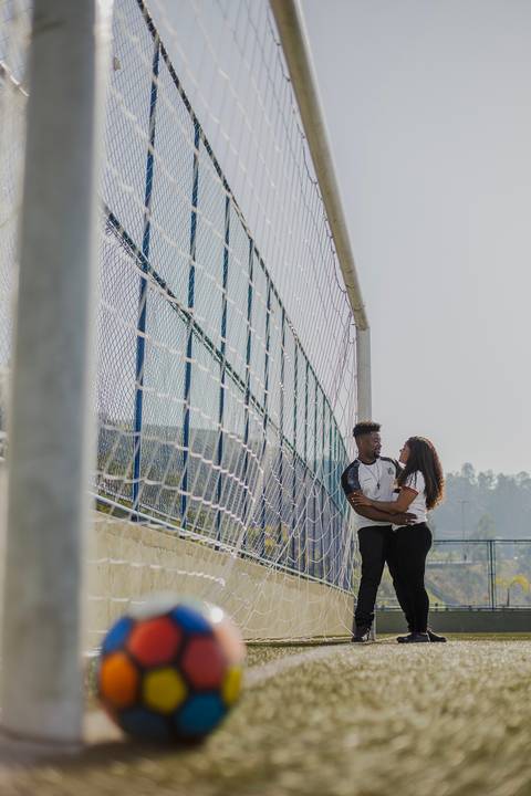 As melhores ideias e inspirações criativas de fotos para ensaio pré wedding no campo de futebol - SP'