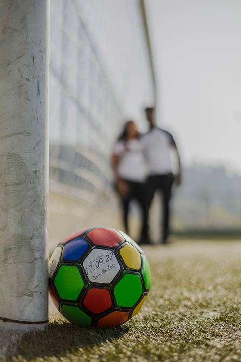 As melhores ideias e inspirações criativas de fotos para ensaio pré wedding no campo de futebol - SP'