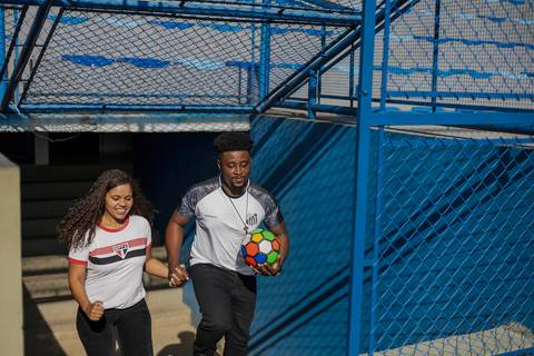 As melhores ideias e inspirações criativas de fotos para ensaio pré wedding no campo de futebol - SP'