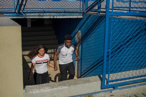 As melhores ideias e inspirações criativas de fotos para ensaio pré wedding no campo de futebol - SP'