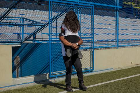 As melhores ideias e inspirações criativas de fotos para ensaio pré wedding no campo de futebol - SP'