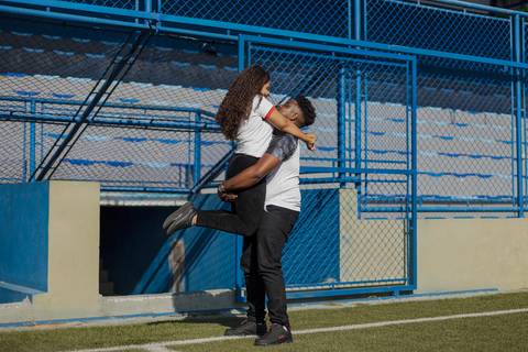 As melhores ideias e inspirações criativas de fotos para ensaio pré wedding no campo de futebol - SP'