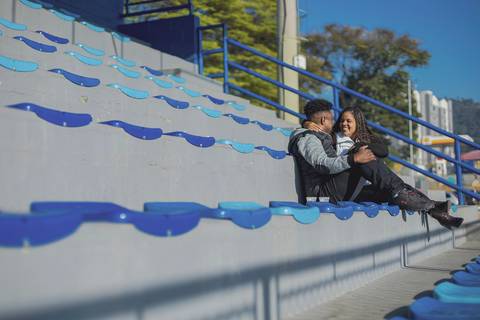 As melhores ideias e inspirações criativas de fotos para ensaio pré wedding no campo de futebol - SP'