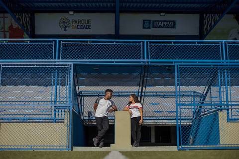 As melhores ideias e inspirações criativas de fotos para ensaio pré wedding no campo de futebol - SP'