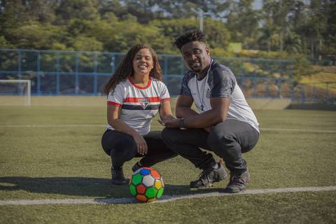 As melhores ideias e inspirações criativas de fotos para ensaio pré wedding no campo de futebol - SP'