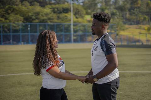 As melhores ideias e inspirações criativas de fotos para ensaio pré wedding no campo de futebol - SP'
