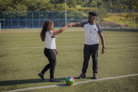 As melhores ideias e inspirações criativas de fotos para ensaio pré wedding no campo de futebol - SP'