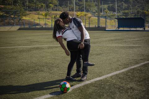 As melhores ideias e inspirações criativas de fotos para ensaio pré wedding no campo de futebol - SP'