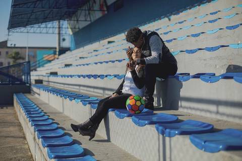 As melhores ideias e inspirações criativas de fotos para ensaio pré wedding no campo de futebol - SP'