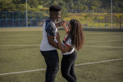 As melhores ideias e inspirações criativas de fotos para ensaio pré wedding no campo de futebol - SP'