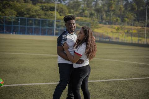 As melhores ideias e inspirações criativas de fotos para ensaio pré wedding no campo de futebol - SP'