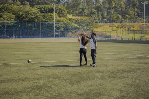 As melhores ideias e inspirações criativas de fotos para ensaio pré wedding no campo de futebol - SP'
