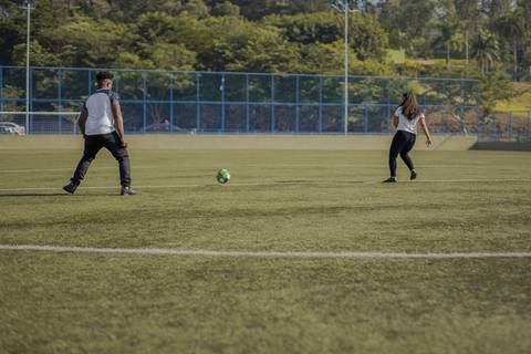 As melhores ideias e inspirações criativas de fotos para ensaio pré wedding no campo de futebol - SP'