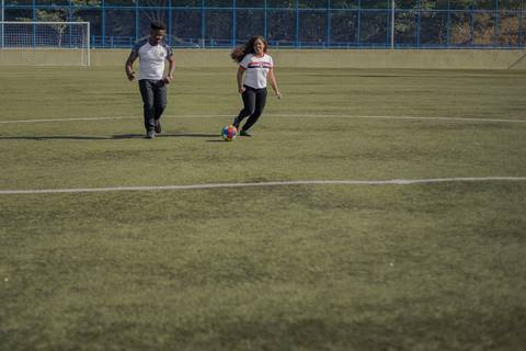 As melhores ideias e inspirações criativas de fotos para ensaio pré wedding no campo de futebol - SP'