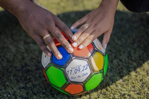 As melhores ideias e inspirações criativas de fotos para ensaio pré wedding no campo de futebol - SP'