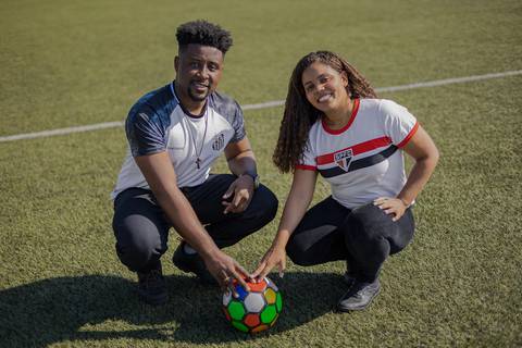 As melhores ideias e inspirações criativas de fotos para ensaio pré wedding no campo de futebol - SP'