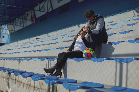 As melhores ideias e inspirações criativas de fotos para ensaio pré wedding no campo de futebol - SP'