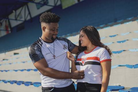 As melhores ideias e inspirações criativas de fotos para ensaio pré wedding no campo de futebol - SP'