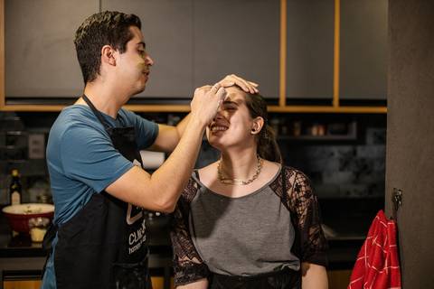 As melhores ideias e inspirações criativas de fotos para ensaio pré wedding na cozinha - SP'