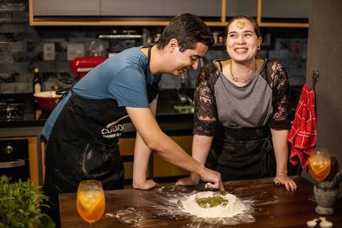 As melhores ideias e inspirações criativas de fotos para ensaio pré wedding na cozinha - SP'