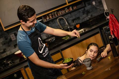 As melhores ideias e inspirações criativas de fotos para ensaio pré wedding na cozinha - SP'