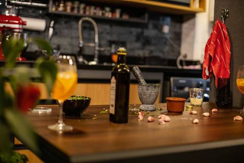 As melhores ideias e inspirações criativas de fotos para ensaio pré wedding na cozinha - SP'