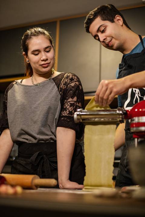 As melhores ideias e inspirações criativas de fotos para ensaio pré wedding na cozinha - SP'