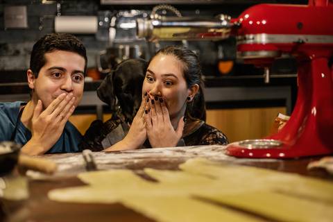 As melhores ideias e inspirações criativas de fotos para ensaio pré wedding na cozinha - SP'
