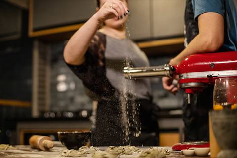As melhores ideias e inspirações criativas de fotos para ensaio pré wedding na cozinha - SP'
