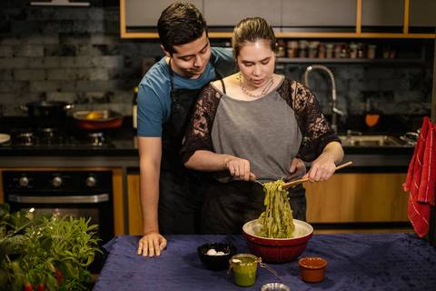 As melhores ideias e inspirações criativas de fotos para ensaio pré wedding na cozinha - SP'