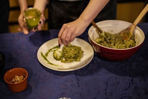 As melhores ideias e inspirações criativas de fotos para ensaio pré wedding na cozinha - SP'