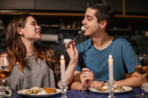 As melhores ideias e inspirações criativas de fotos para ensaio pré wedding na cozinha - SP'