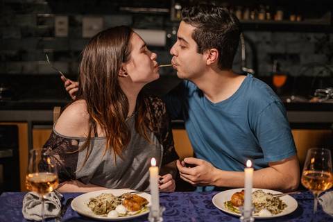 As melhores ideias e inspirações criativas de fotos para ensaio pré wedding na cozinha - SP'