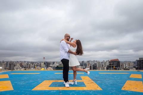 As melhores ideias e inspirações criativas de fotos para ensaio pré wedding Heliponto - São Paulo'