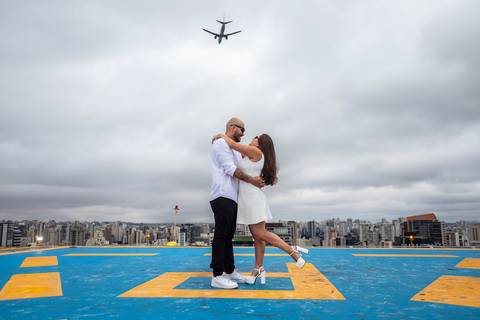 As melhores ideias e inspirações criativas de fotos para ensaio pré wedding Heliponto - São Paulo'