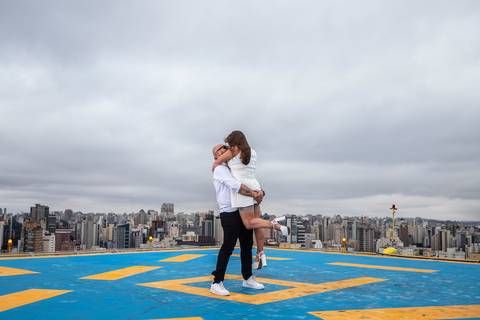 As melhores ideias e inspirações criativas de fotos para ensaio pré wedding Heliponto - São Paulo'