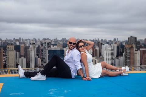 As melhores ideias e inspirações criativas de fotos para ensaio pré wedding Heliponto - São Paulo'