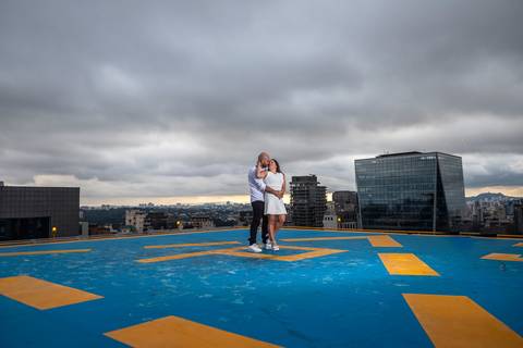 As melhores ideias e inspirações criativas de fotos para ensaio pré wedding Heliponto - São Paulo'