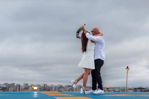 As melhores ideias e inspirações criativas de fotos para ensaio pré wedding Heliponto - São Paulo'