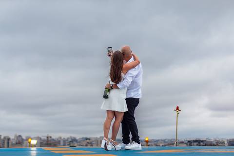 As melhores ideias e inspirações criativas de fotos para ensaio pré wedding Heliponto - São Paulo'